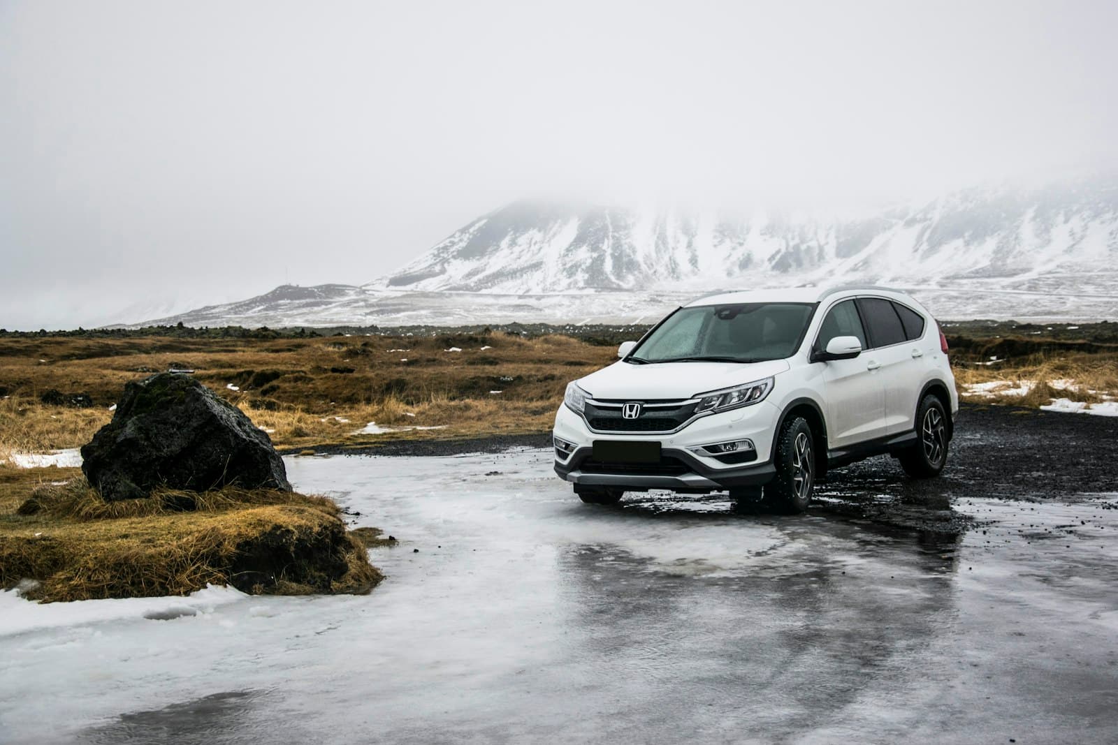 SUV blanc garé face à la mer